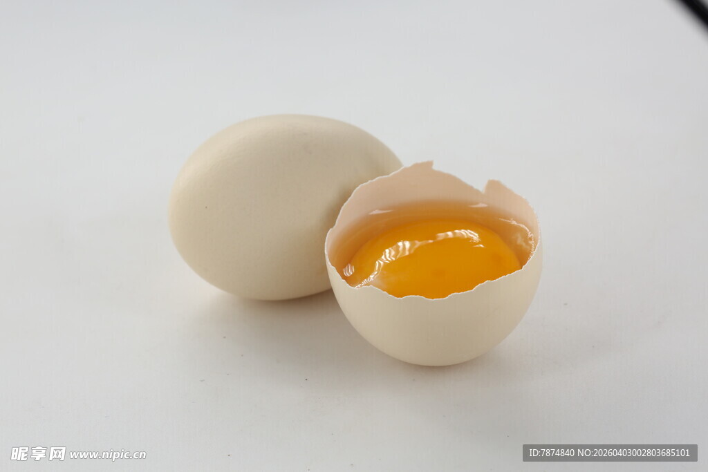剥开的鸡蛋展现蛋黄