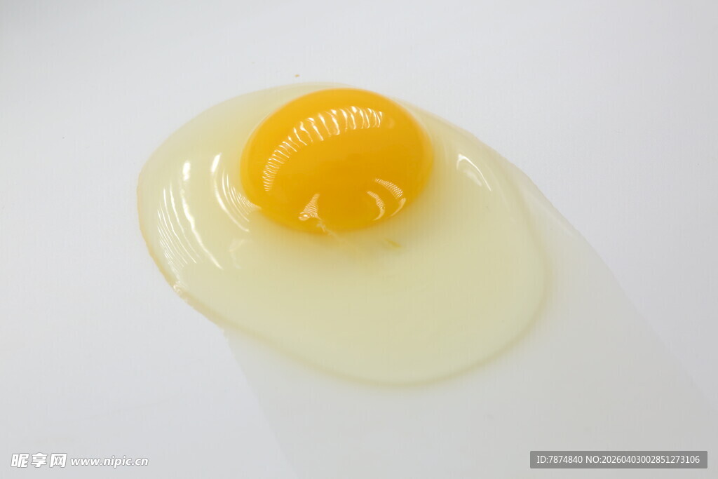 新鲜生鸡蛋蛋黄与蛋清