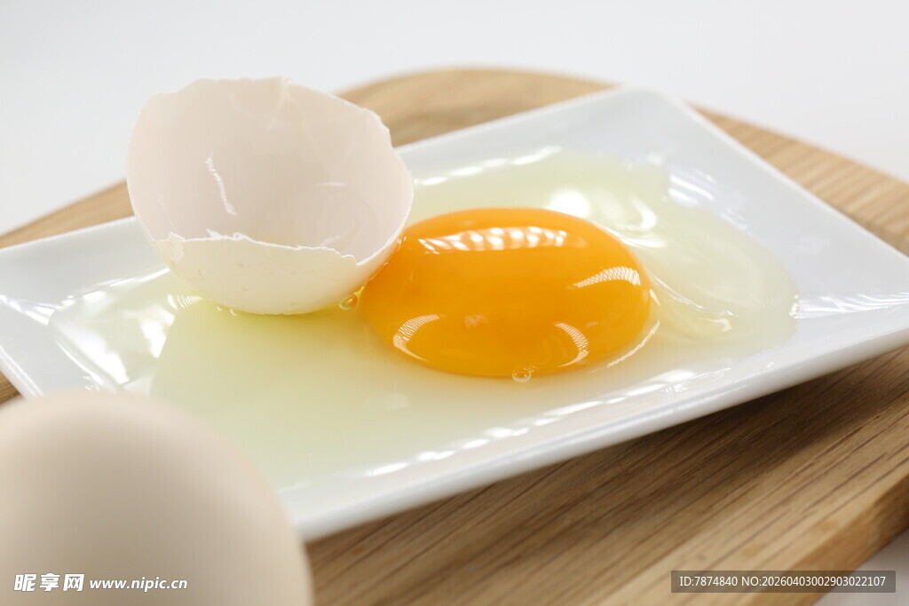 新鲜溏心蛋置于白色碟中