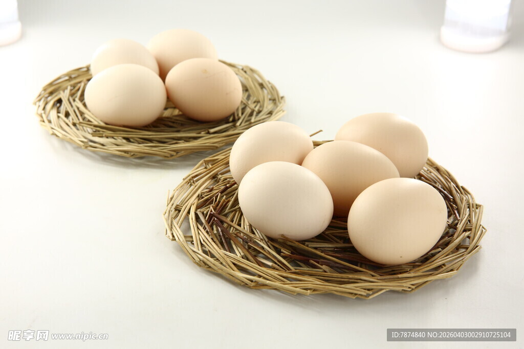 草篮中的新鲜鸡蛋