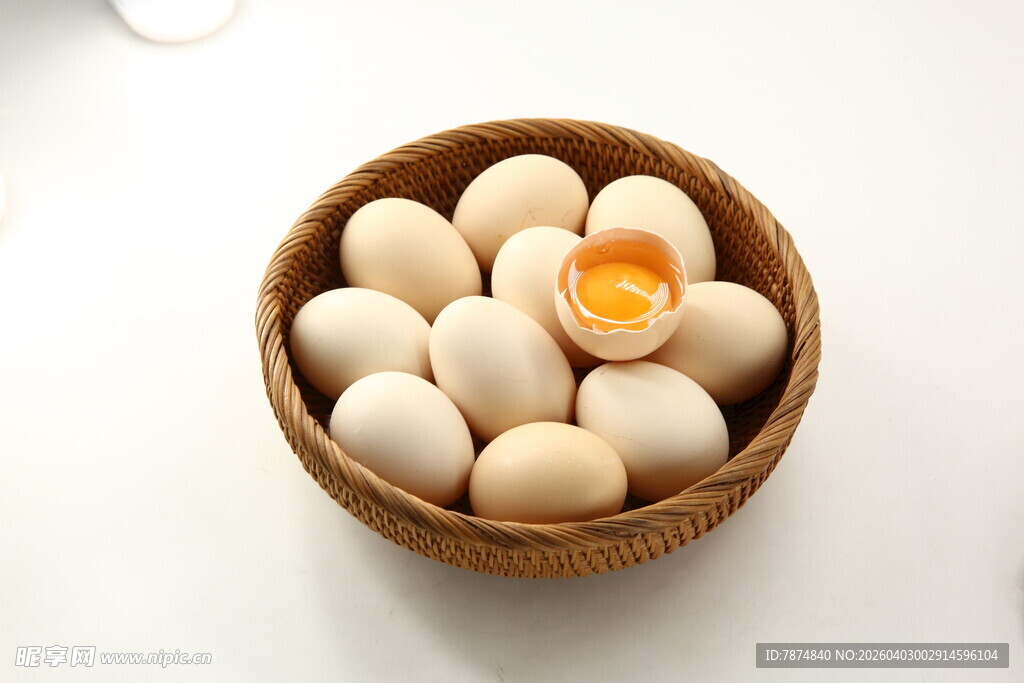 竹篮中的新鲜土鸡蛋