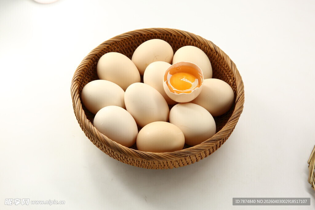 竹篮中的新鲜土鸡蛋