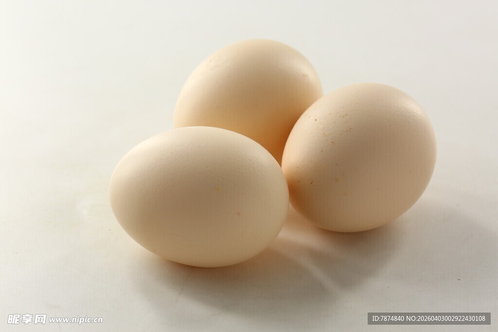 三颗新鲜鸡蛋特写