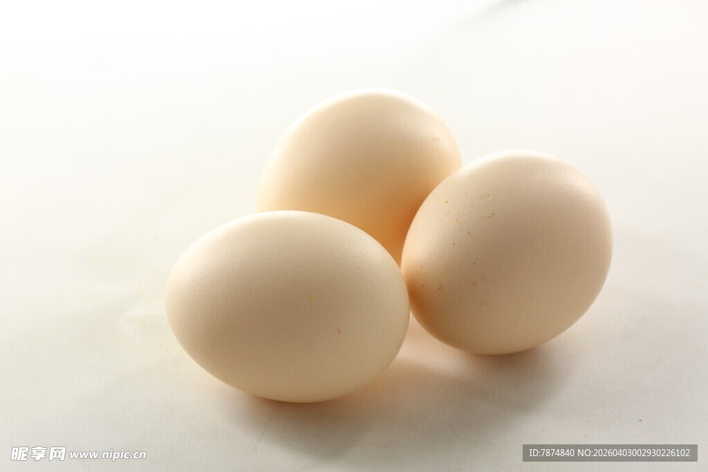 三颗鲜鸡蛋特写