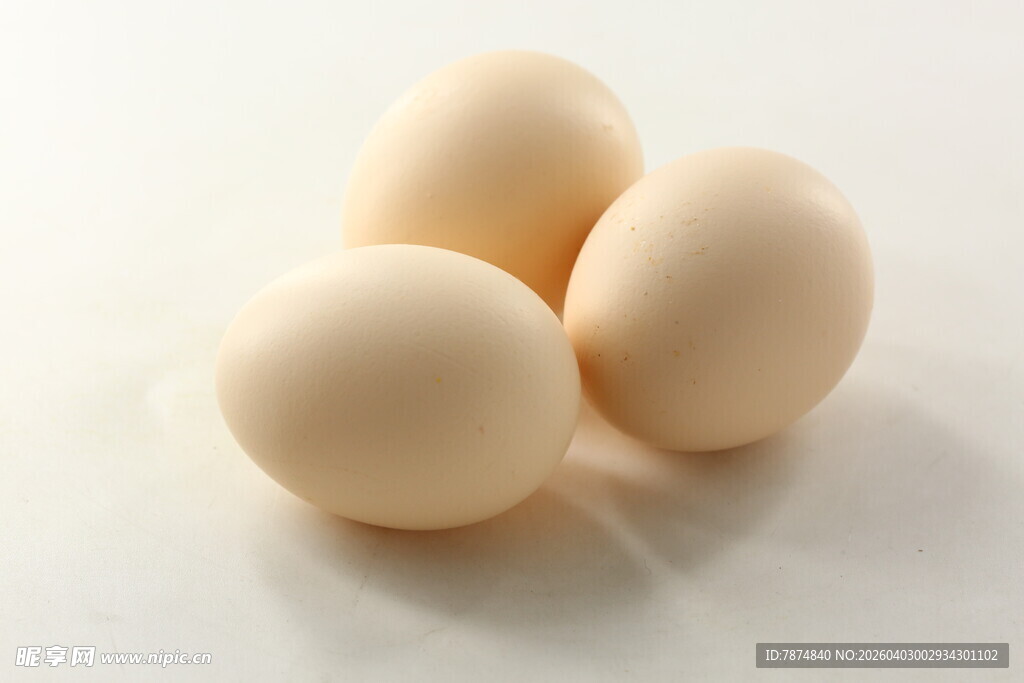三颗圆润鸡蛋特写