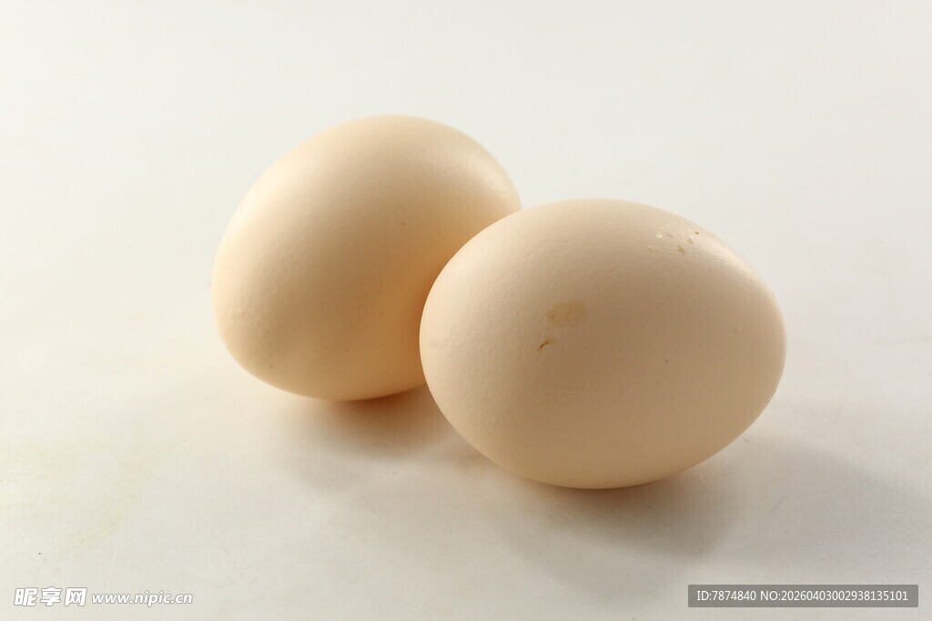两个圆润鸡蛋特写