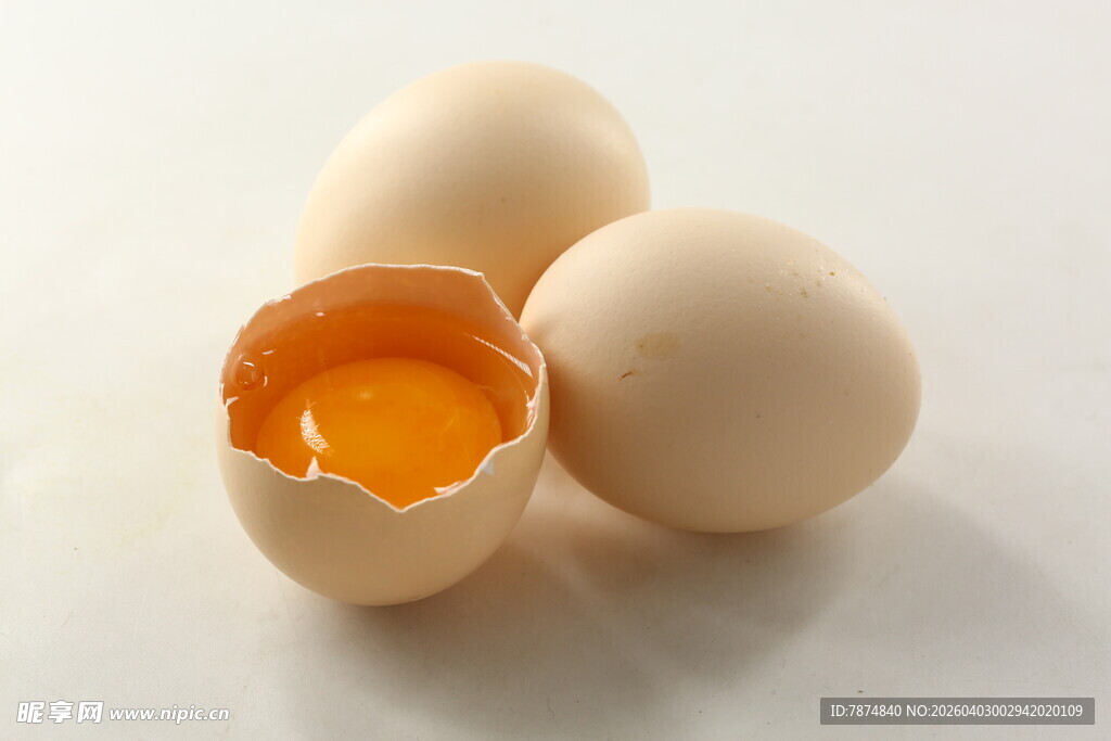 新鲜鸡蛋 一个已被敲开