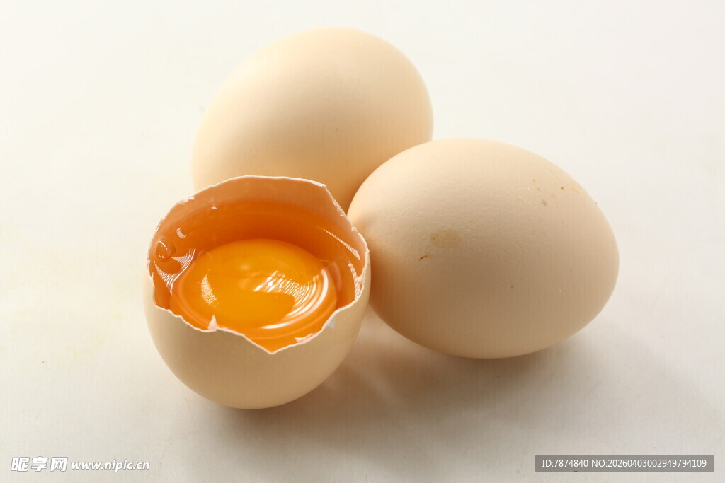 新鲜鸡蛋 一个已被敲开