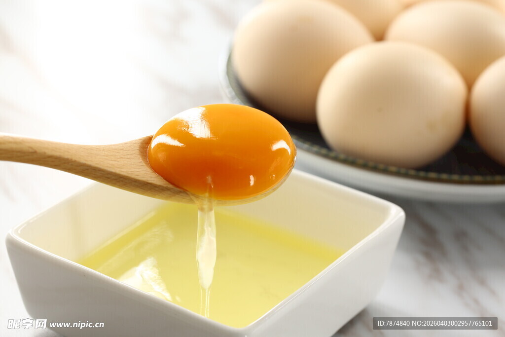 新鲜蛋黄 蛋液流淌瞬间