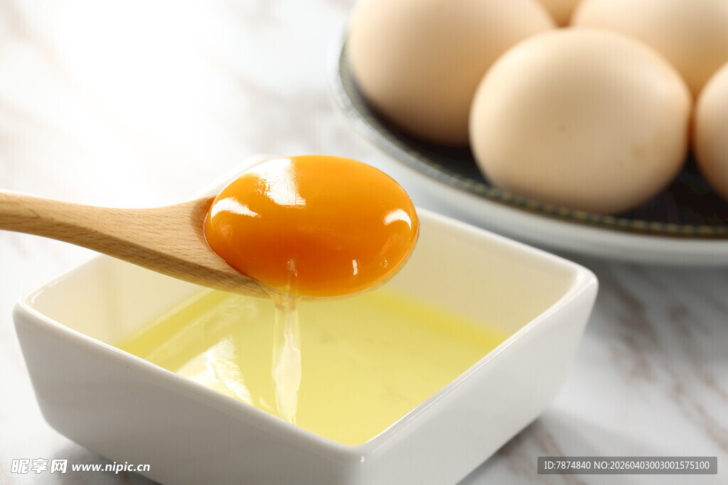 木勺舀起新鲜蛋黄