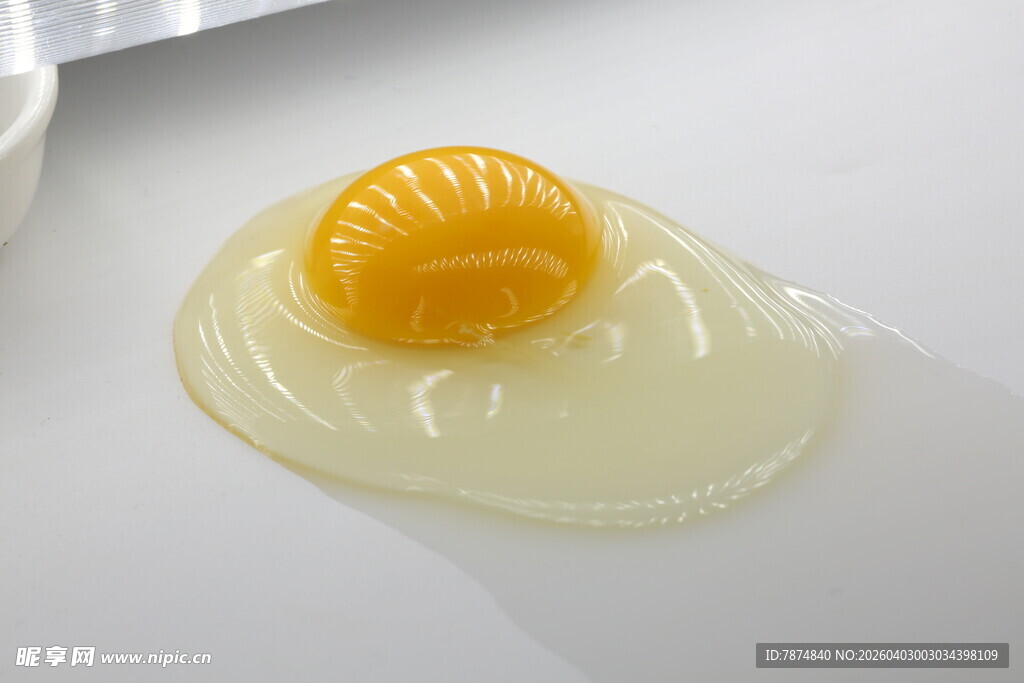 破裂蛋黄 蛋液流淌瞬间