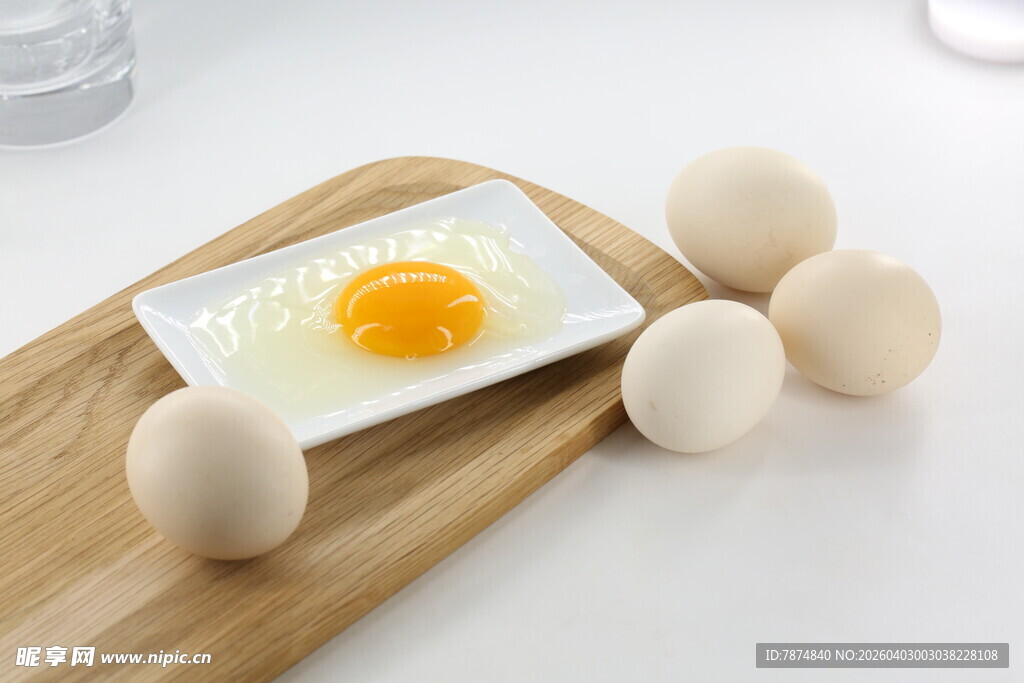 木盘上的煎蛋与鸡蛋