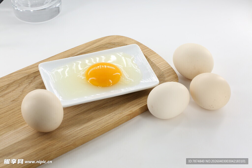 木盘上的鸡蛋与煎蛋