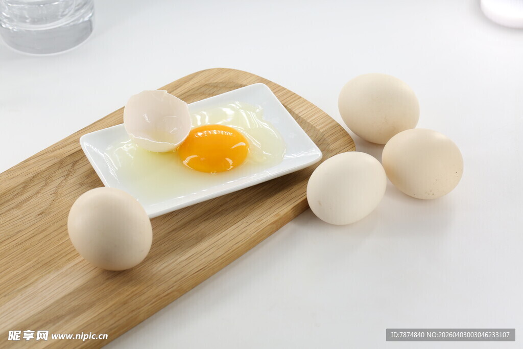 木盘上的鲜鸡蛋与蛋黄