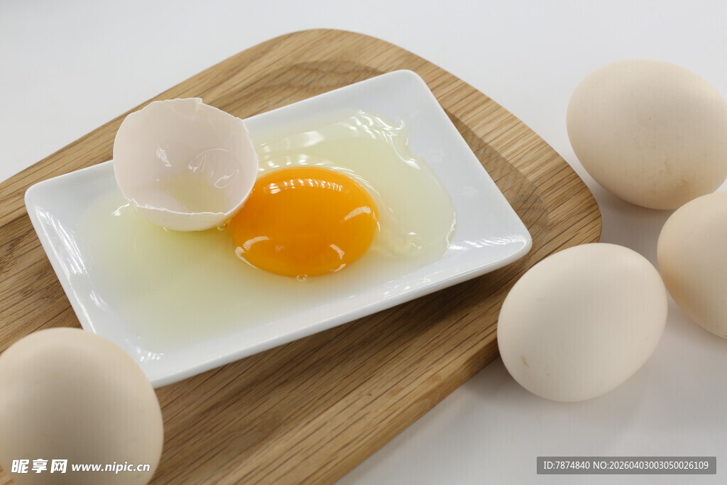 盘中鲜鸡蛋与破裂蛋黄