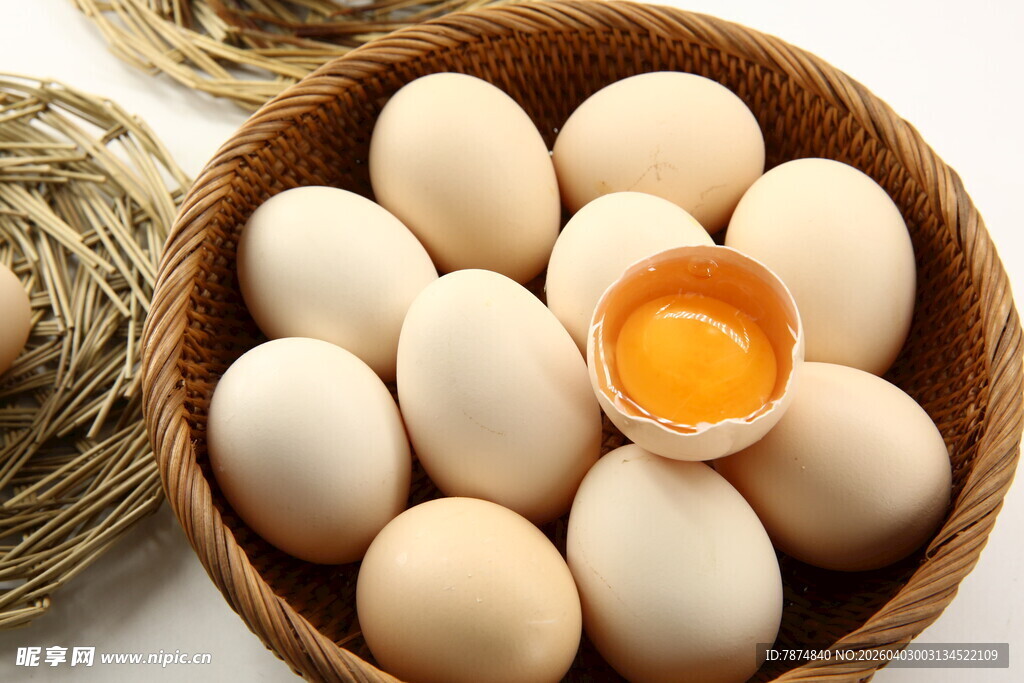 竹篮中的鲜鸡蛋及破蛋