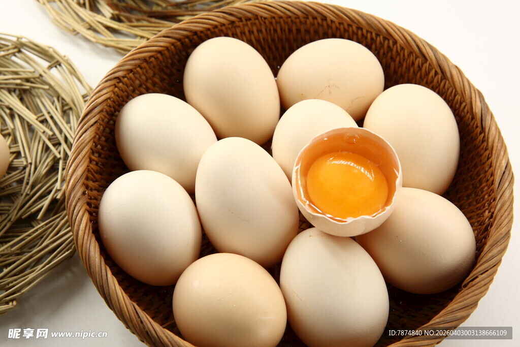 竹篮中的鲜鸡蛋与破蛋