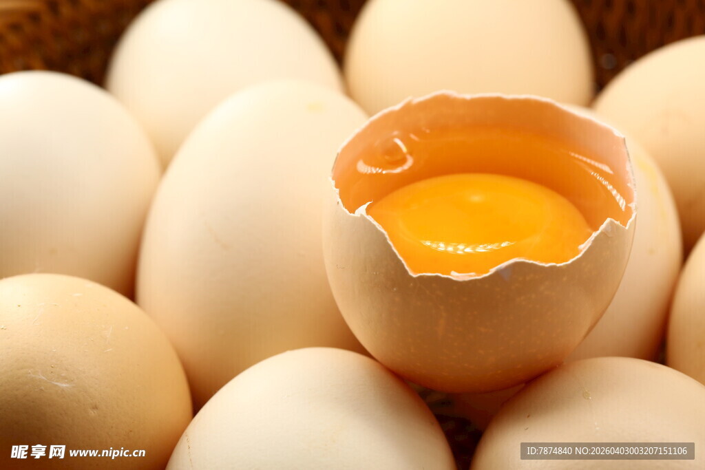 破壳鸡蛋与完整鸡蛋群