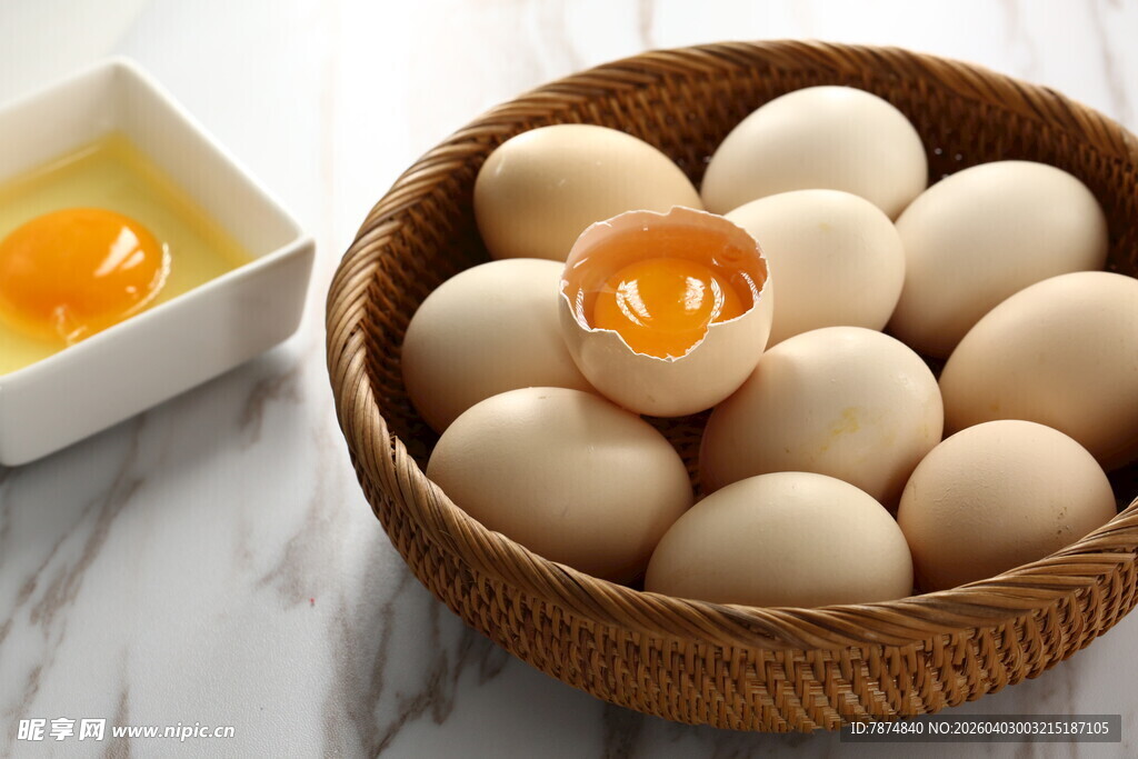 一篮鲜鸡蛋 一枚已破壳