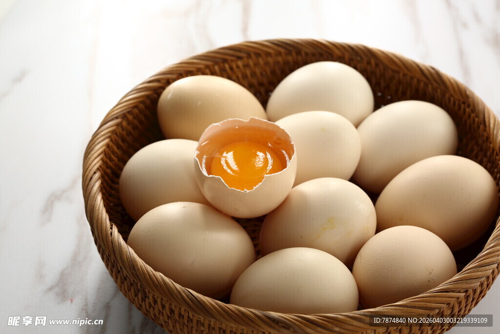 竹篮中的鲜鸡蛋与破蛋