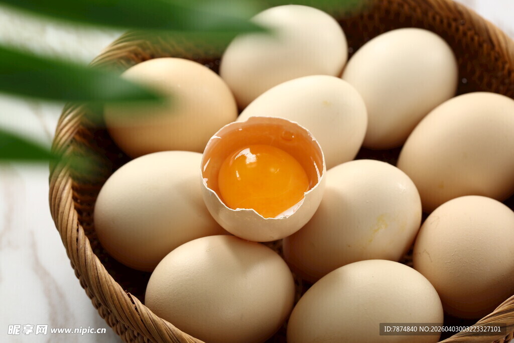 竹篮中的鲜鸡蛋与破蛋