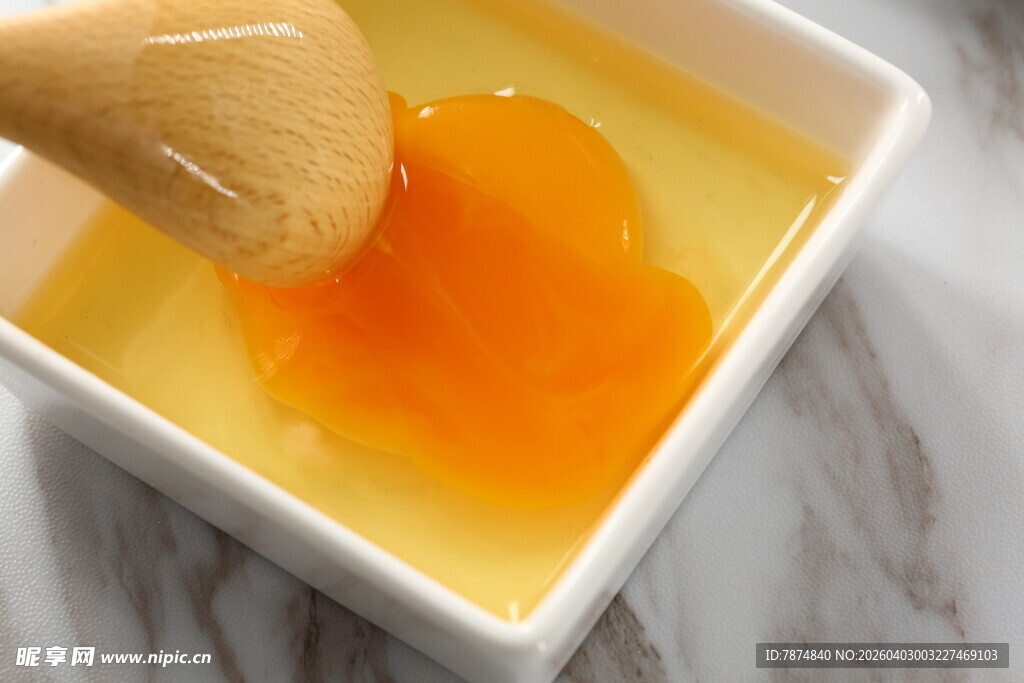 蛋黄滴入碗中特写