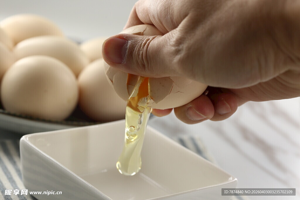 手分离蛋黄蛋清瞬间