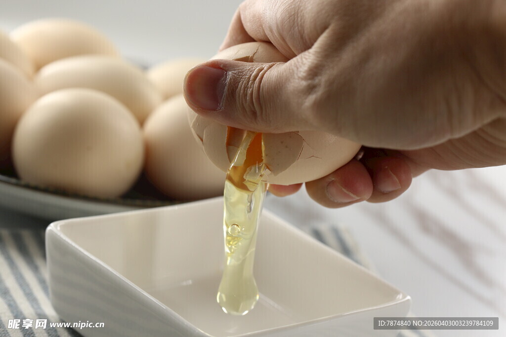手分离蛋清蛋黄瞬间