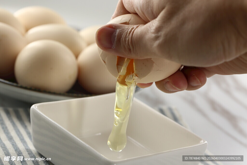 手分离蛋清蛋黄瞬间