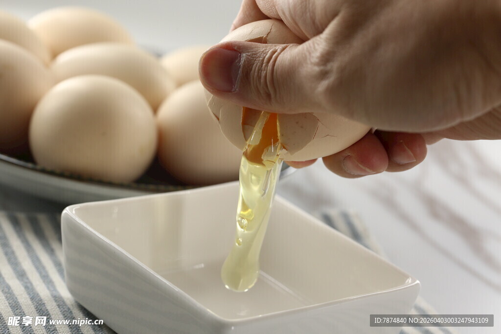 手分离蛋黄蛋清瞬间