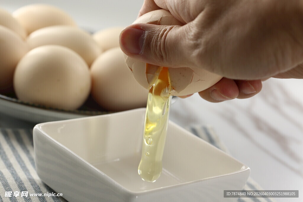 手分离蛋液蛋黄瞬间