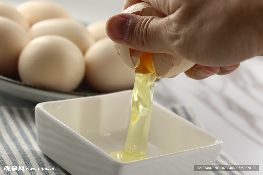 手分离鸡蛋蛋清与蛋黄