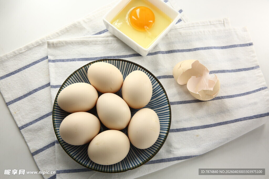 盘中鸡蛋与破碎蛋壳
