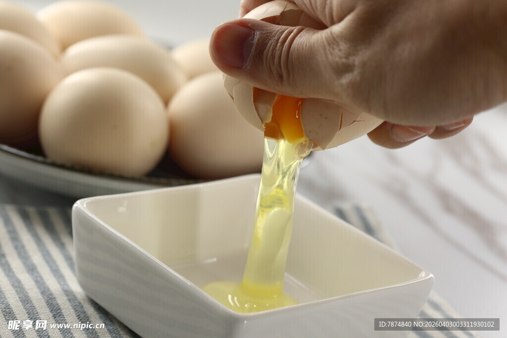 手动分离蛋黄至白容器中