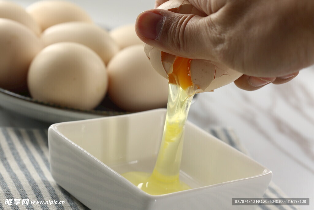 手分离鸡蛋蛋清与蛋黄