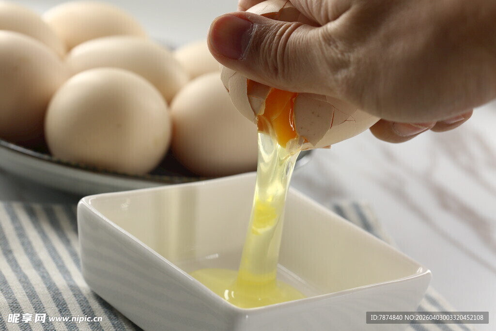 手敲鸡蛋蛋液流入方形容器