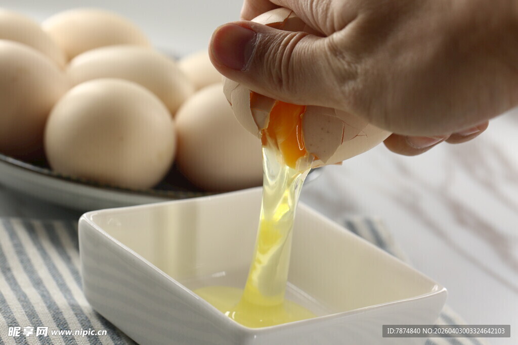 手敲鸡蛋蛋液流入方形容器
