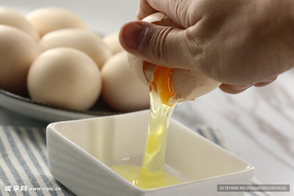 手分离蛋黄于白色容器中