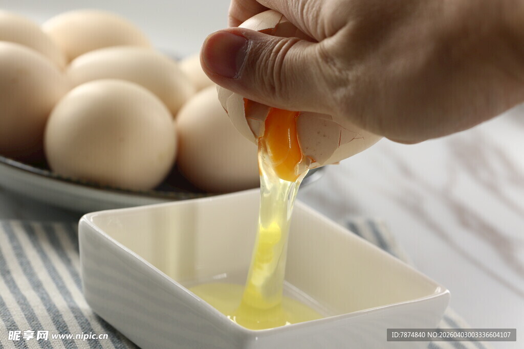 手分离鸡蛋蛋清与蛋黄