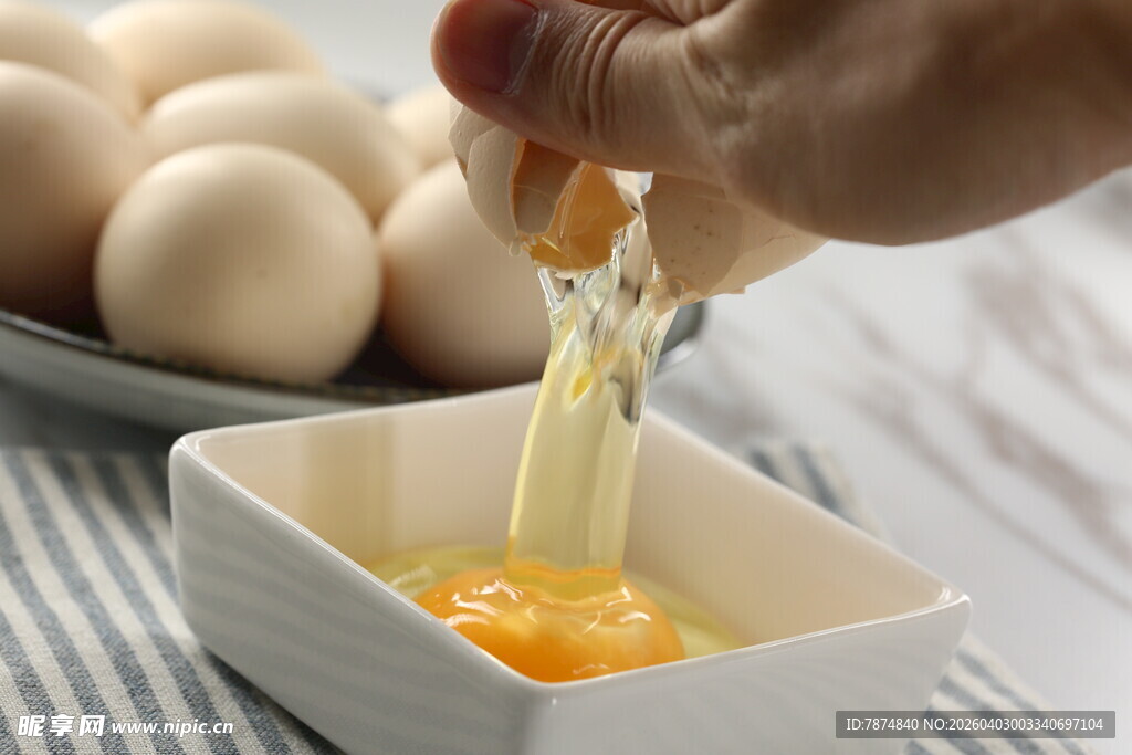 手分离鸡蛋蛋清与蛋黄