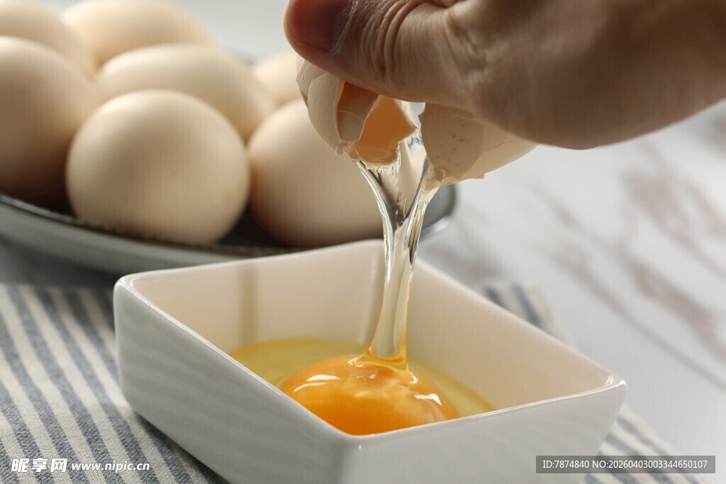 手动分离蛋清蛋黄瞬间