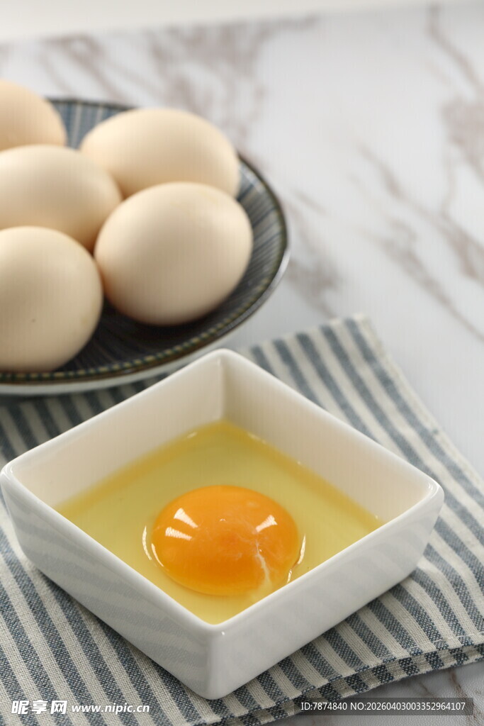 新鲜鸡蛋与蛋黄特写