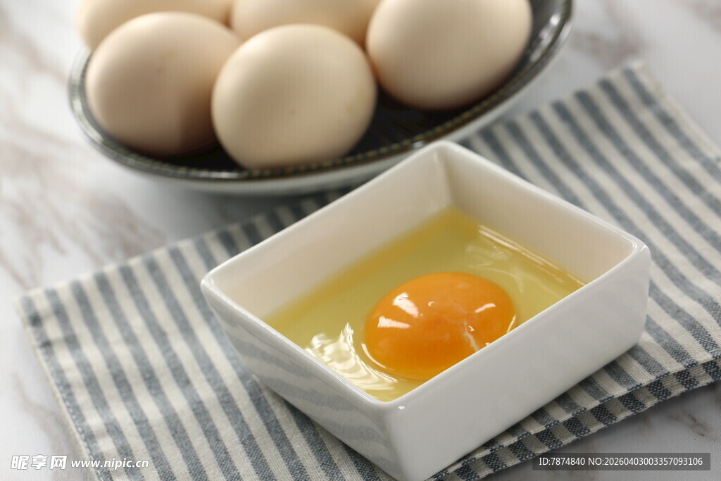 新鲜鸡蛋与蛋黄特写