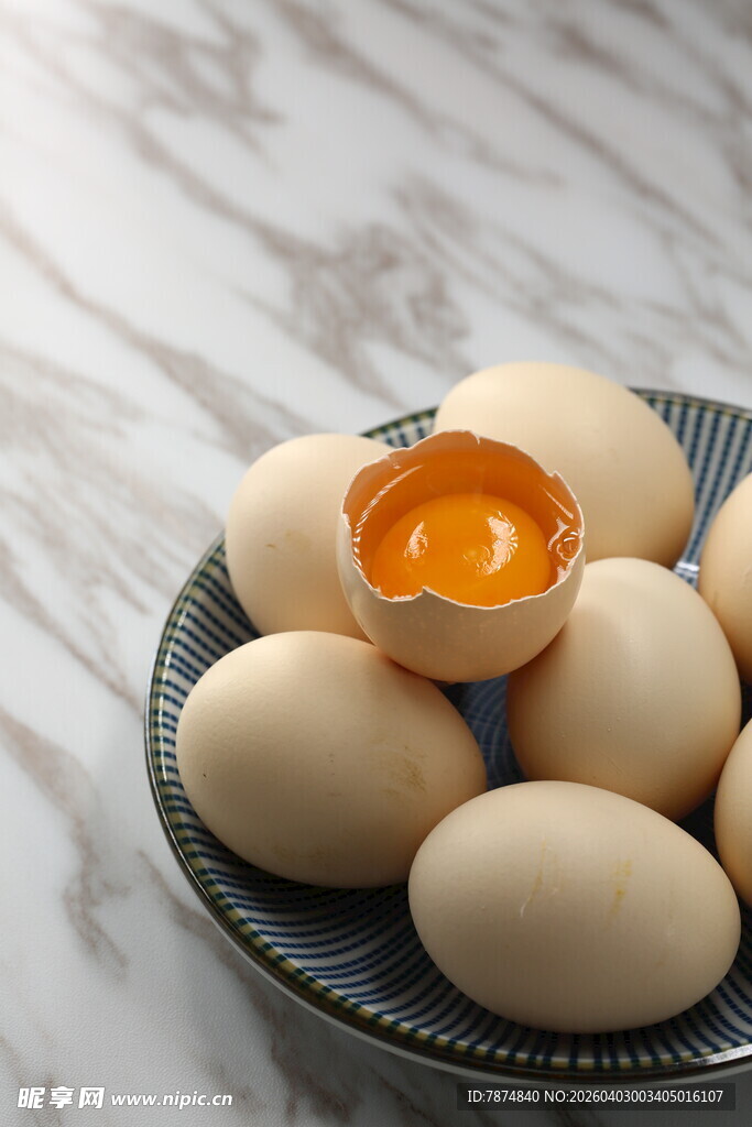 盘中鸡蛋 一枚已破壳