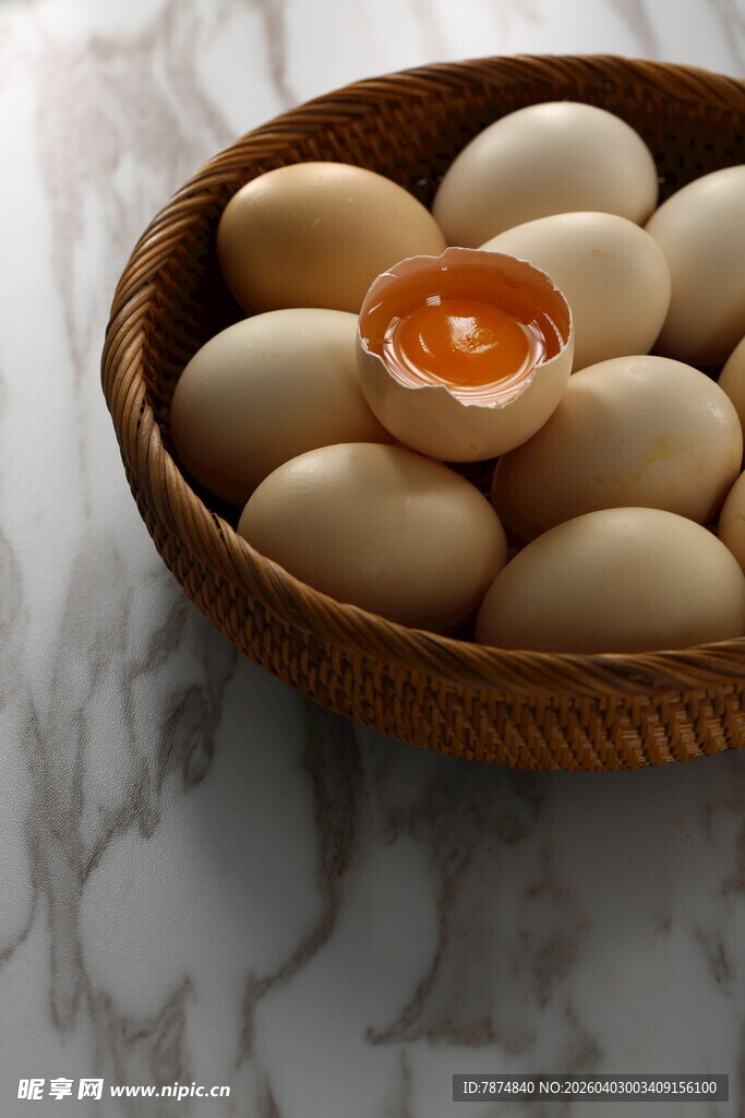 木碗中的鲜鸡蛋及破壳蛋