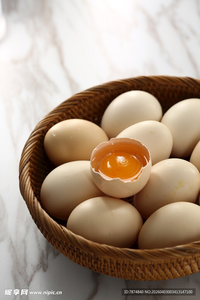 竹篮中的鲜鸡蛋与破蛋