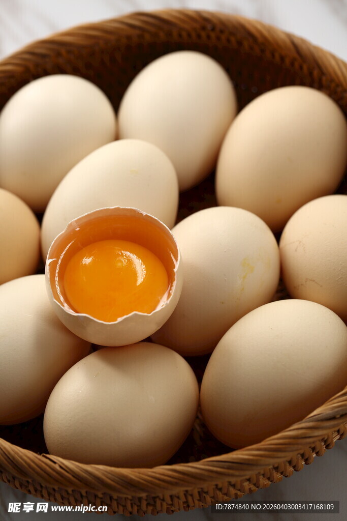 竹篮中的鲜鸡蛋与破蛋