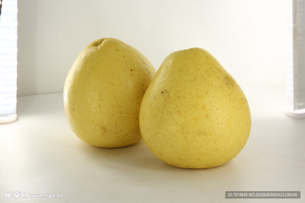 两个黄澄澄的新鲜柚子