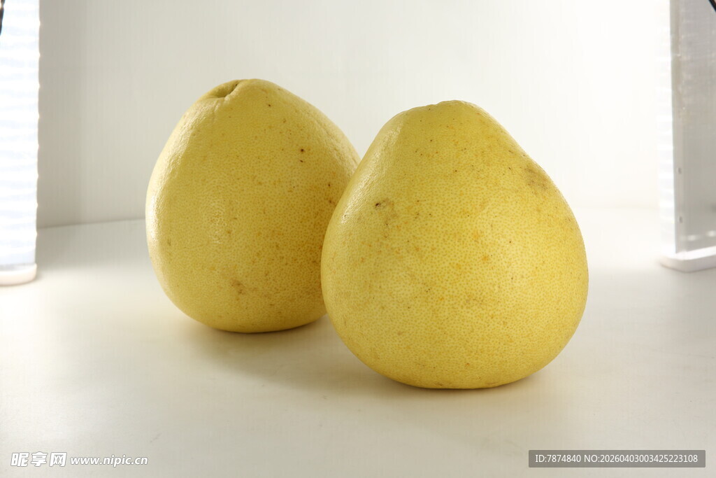 两个金黄饱满的柚子