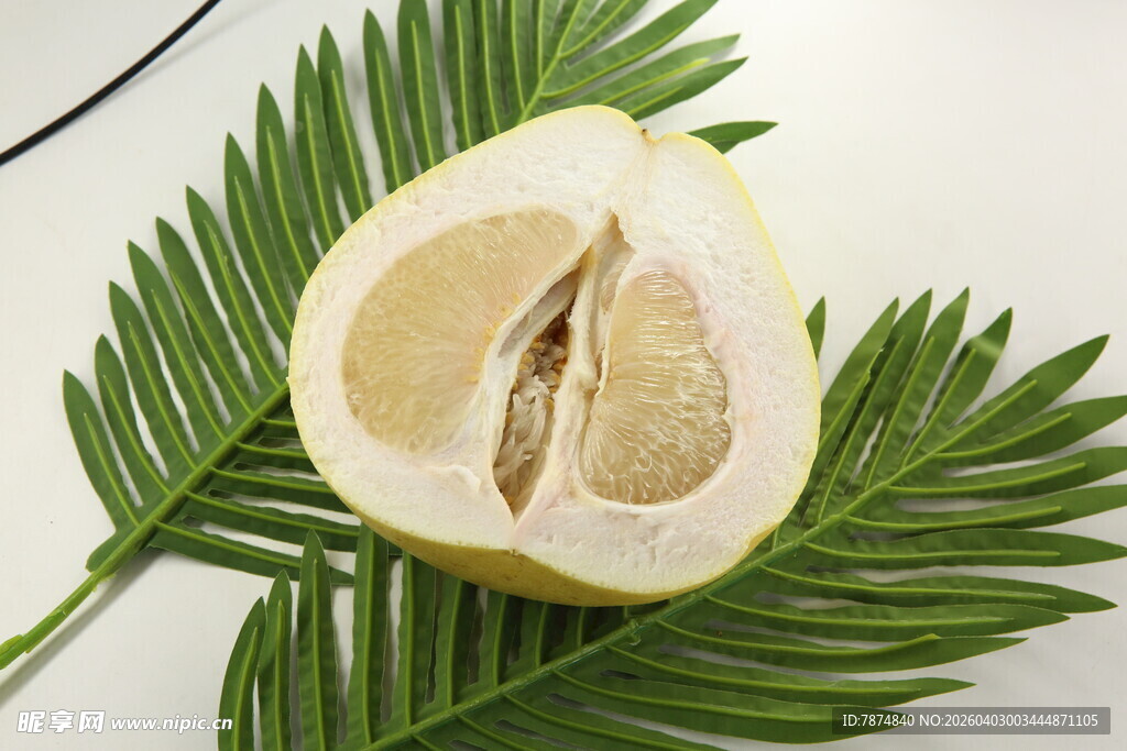 切开的香柚配翠绿叶片